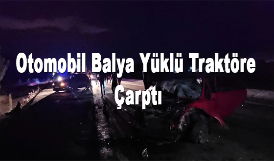 Otomobil Balya Yüklü Traktöre Çarptı