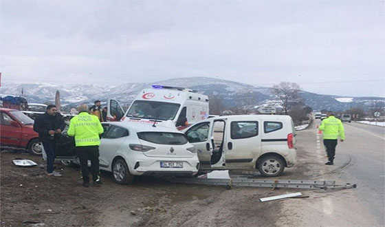 Amasya’da Trafik Kazası: 3 Kişi Yaralandı