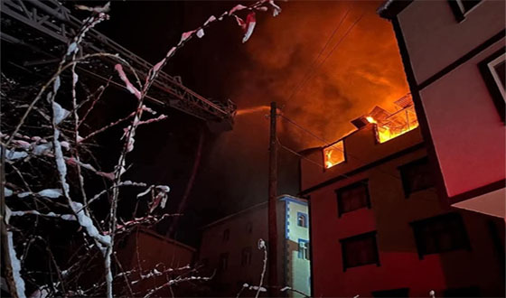 Korkutan Yangın..!  Muhtarın Evi Alevlere Teslim Oldu