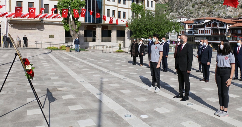 23 Nisan Ulusal Egemenlik ve Çocuk Bayramı Yavuz Selim Meydanına Çelenk Sunulması ile Başladı