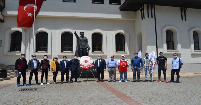 Amasya ADD 19 Mayıs Atatürk'ü Anma Gençlik ve Spor Bayramı Münasebetiyle Atatürk Büstüne Çelenk Bıraktı
