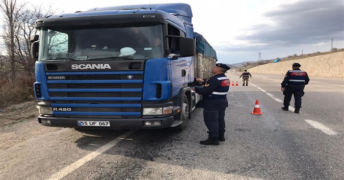 Amasya Jandarma Komutanlığı Yük Taşıyan Araçlara Yönelik Denetim Gerçekleştirdi