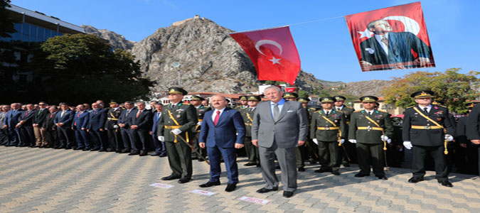 Amasya'da 29 Ekim Cumhuriyet Bayramı Kutlamaları, Atatürk Anıtına Çelenklerin Sunulmasıyla Başladı