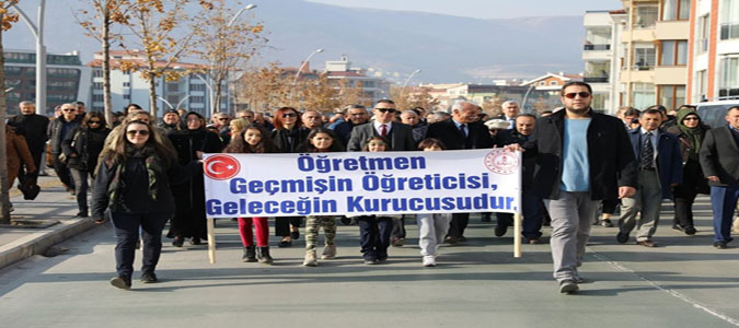 Amasya'da 'Öğretmen Günü Şenlik Yürüyüşü' Gerçekleştirildi