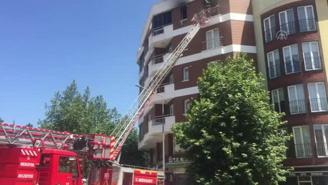 Apartman dairesinde çıkan yangında, 8 kişi dumandan etkilendi.
