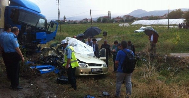 Gümüşhacıköy'de TIR ile otomobil çarpıştı 4 ölü!