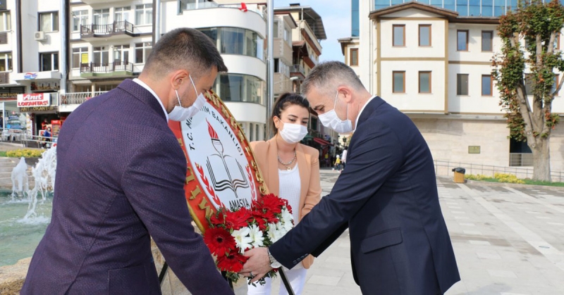 İlköğretim Haftası dolayısıyla Atatürk Anıtı'nda tören düzenlendi