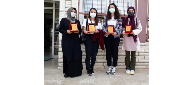 'Lise Öğrencileri Araştırma Projeleri' Yarışmasında Dereceye Öğrencilere Ödülleri Verildi