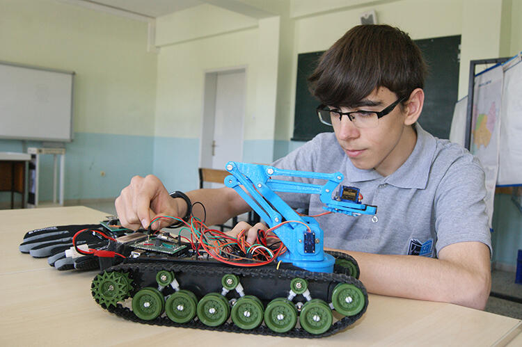 Lise öğrencisinden el hareketiyle kontrol edilebilen bomba imha robotu