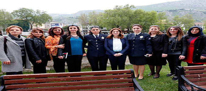     Polis Eşleri Derneği yararına sergi açıldı