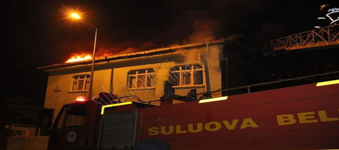  Suluova'da Çatı Yangını Panik Yarattı