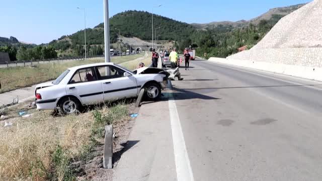 Yol kenarındaki bariyere saplanan otomobilin sürücüsü öldü